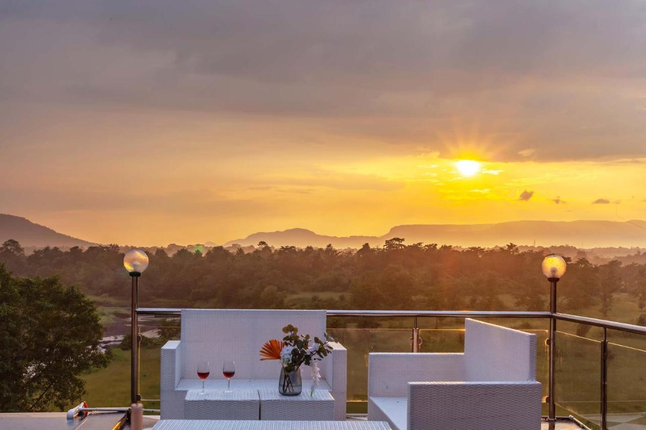 Stayvista'S Vine & Splash - Riverside Villa With An Infinity Pool And Indoor Games Karjat Εξωτερικό φωτογραφία