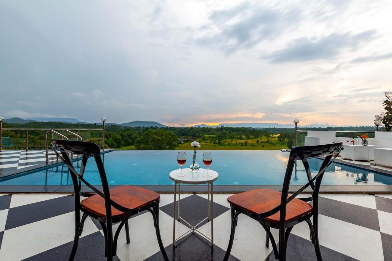 Stayvista'S Vine & Splash - Riverside Villa With An Infinity Pool And Indoor Games Karjat Εξωτερικό φωτογραφία