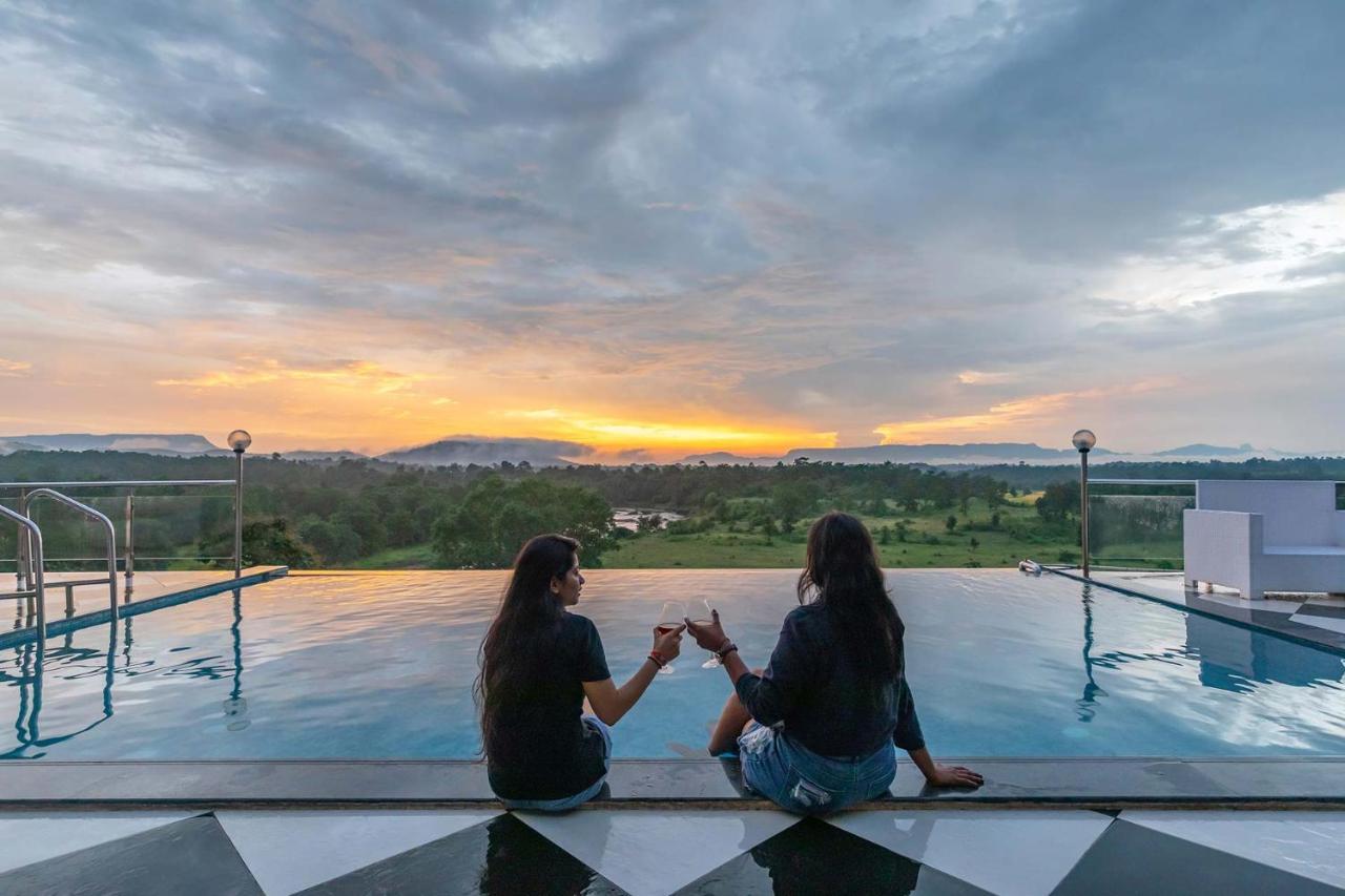 Stayvista'S Vine & Splash - Riverside Villa With An Infinity Pool And Indoor Games Karjat Εξωτερικό φωτογραφία