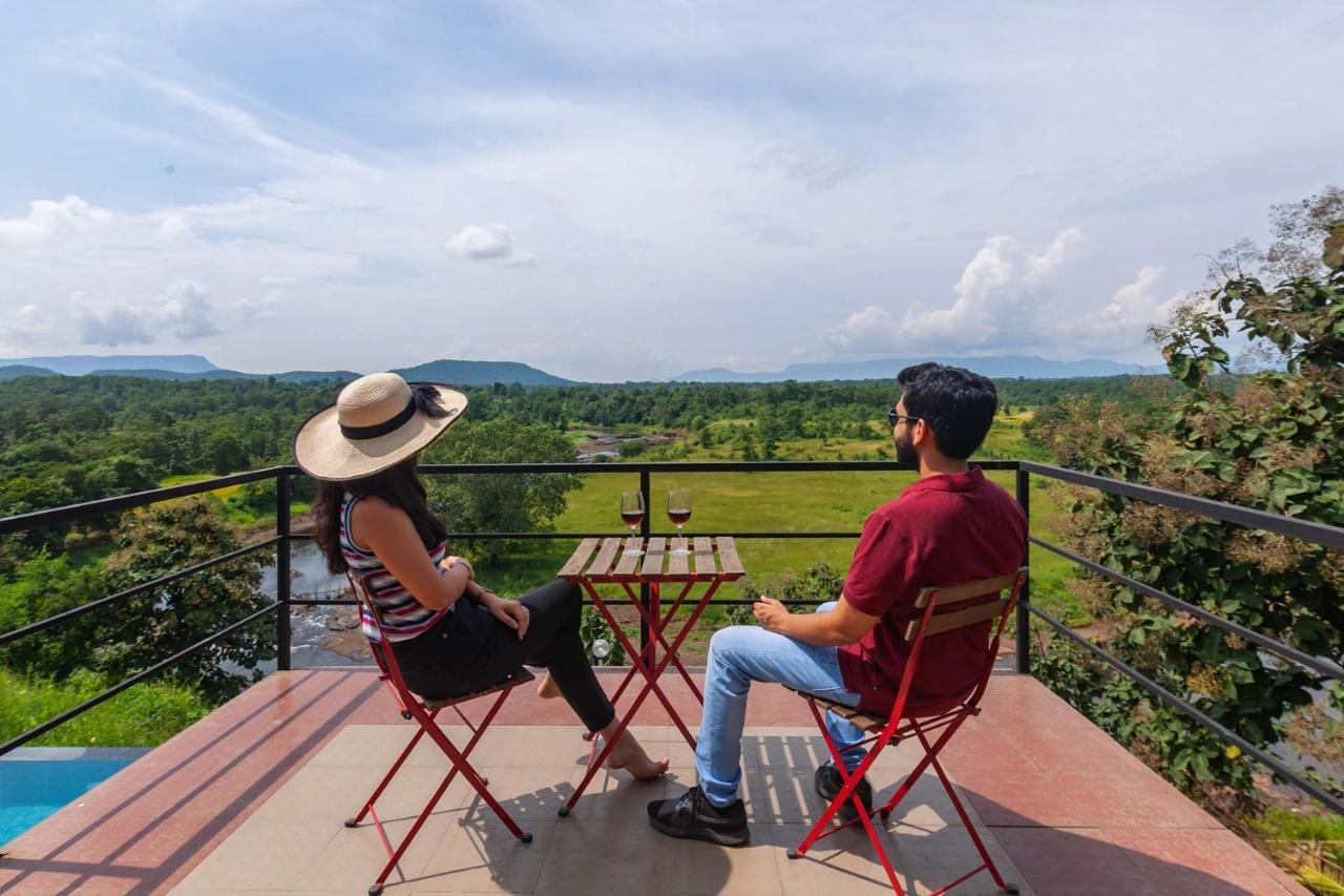Stayvista'S Vine & Splash - Riverside Villa With An Infinity Pool And Indoor Games Karjat Εξωτερικό φωτογραφία